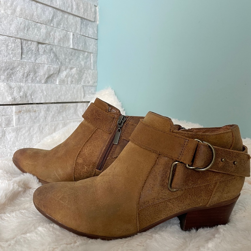 Clarks Women's Spye Belle Distressed Artisan Brown Leather Bootie (7M)